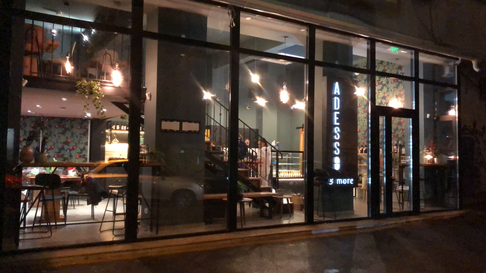Fațada cafenelei Adesso de pe Barbu Delavrancea, fotografiată seara