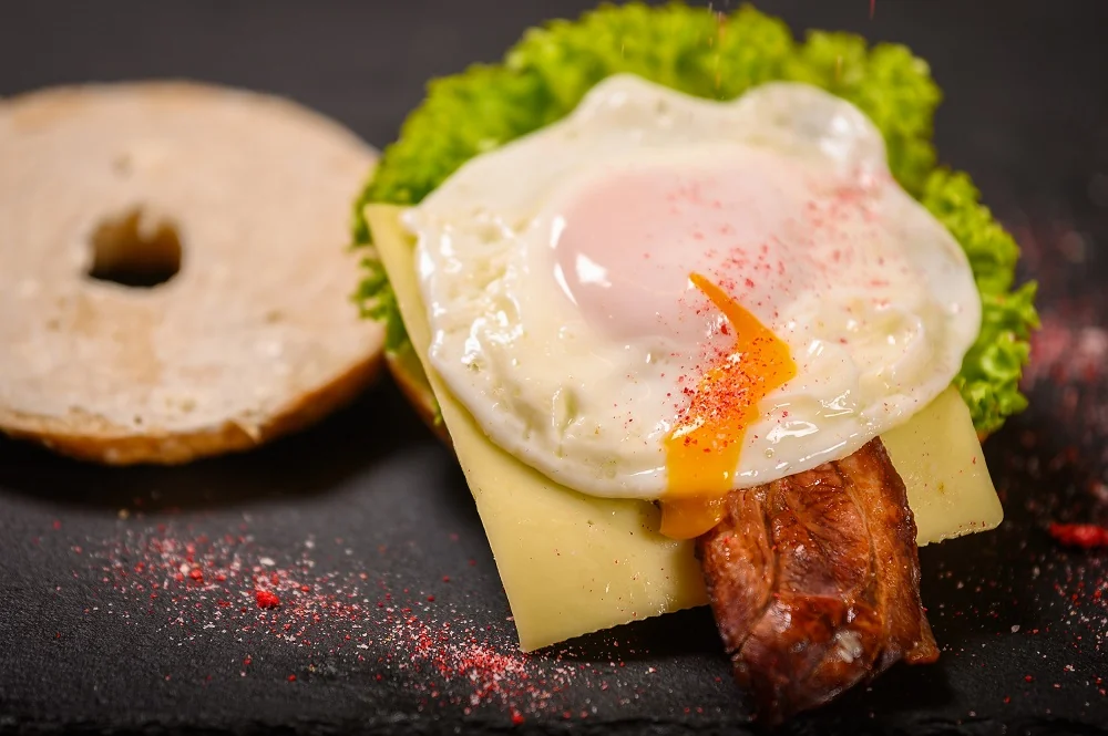 Bagel cu ou, bacon și brânză din galeria Adesso
