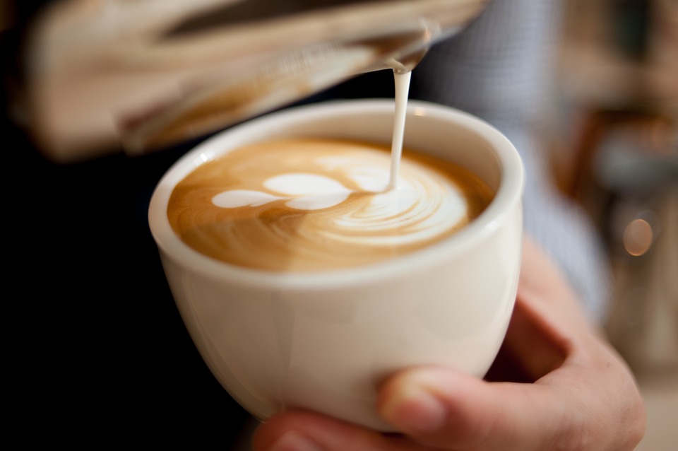 Lapte turnat într-o cafea cu latte art